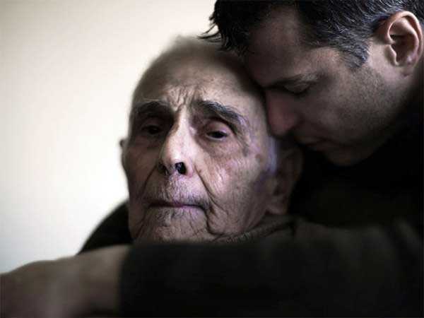 Син завел възрастния си баща на ресторант 