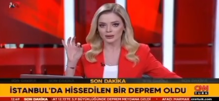 УЖАСЪТ В ТУРЦИЯ! Турска водеща изпадна в шок пред камера по време на труса (ВИДЕО)