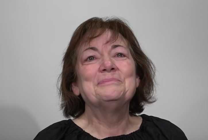 След шеметни 44 години брак тя и съпругът и се разведоха. Но тя реши да се преобрази с нова прическа и грим