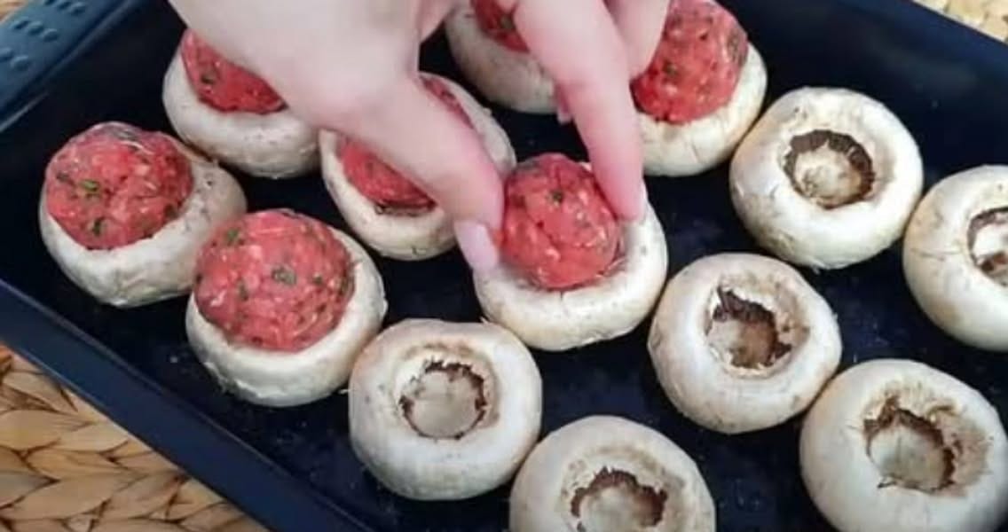 Правя топчета от каймата и ги слагам в гъбите  как ме е яд, че не знаех тази рецепта преди!