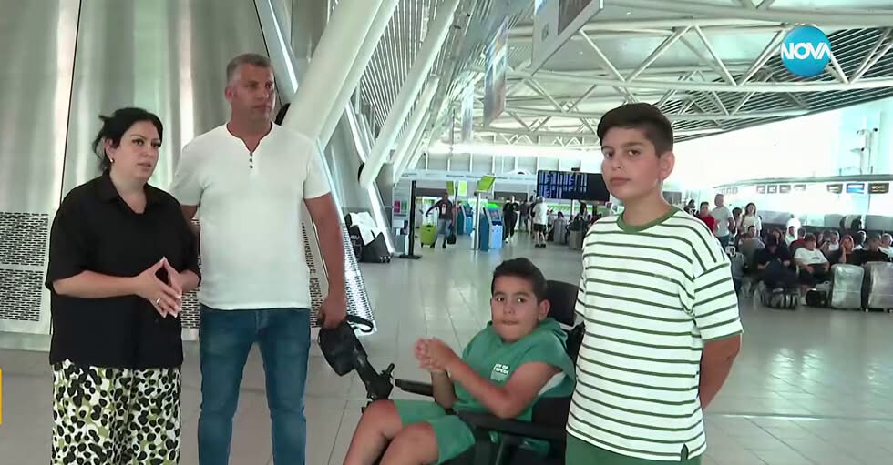 Авиокомпанията, свалила семейство с дете в инвалидна количка: Пътниците бяха агресивни