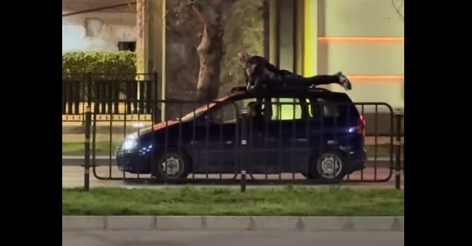 Безразсъдно: Младежи се возят на покрива на кола в Пловдив  &#8211; Видео