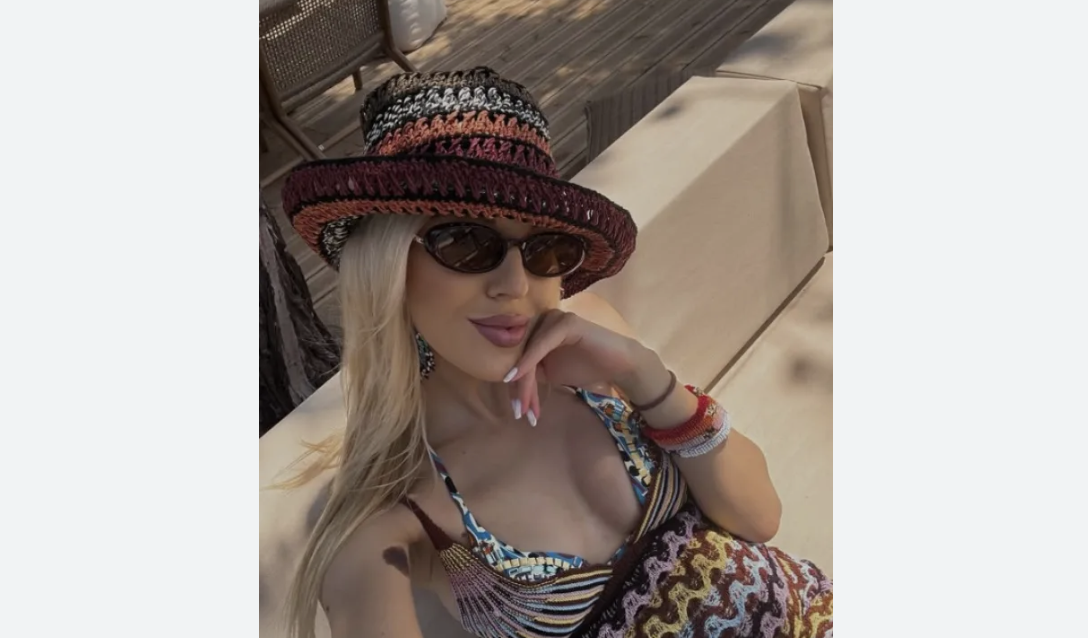 Бременната Натали Трифонова – стилна бъдеща мама с цветни и ефирни тоалети (СНИМКИ)