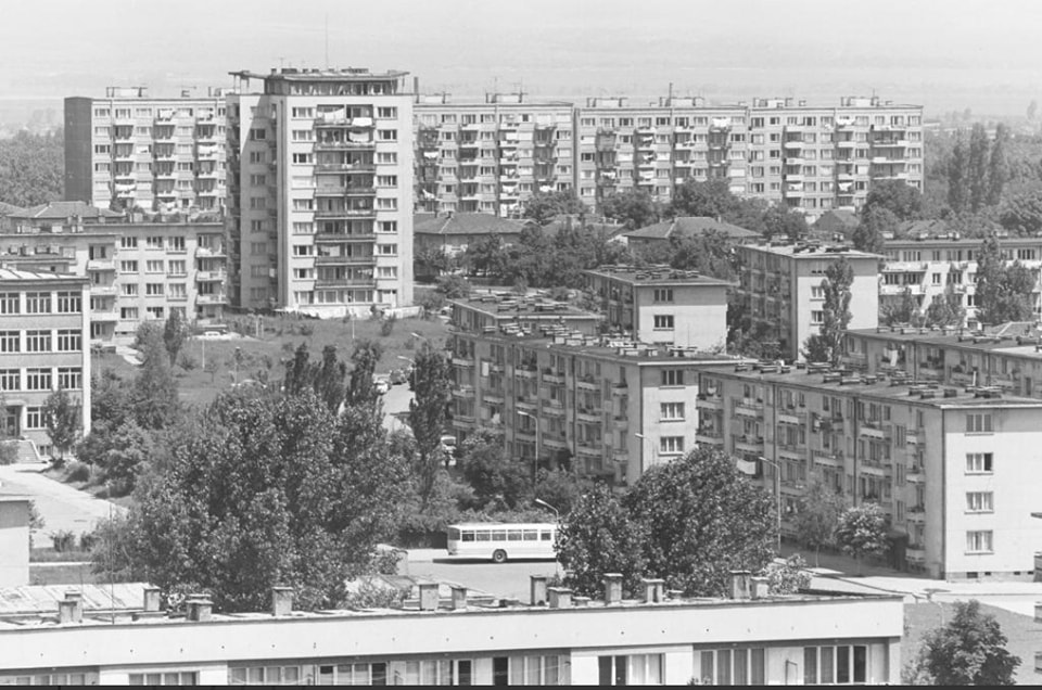 73% от сградите, в които живеем днес са от периода 1946 -1990 г. Тогава е имало години, в които са се завършвали по над 70 000 жилища в цялата страна.