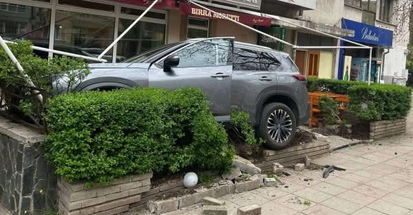Жена заби джипа си пред столичен ресторант