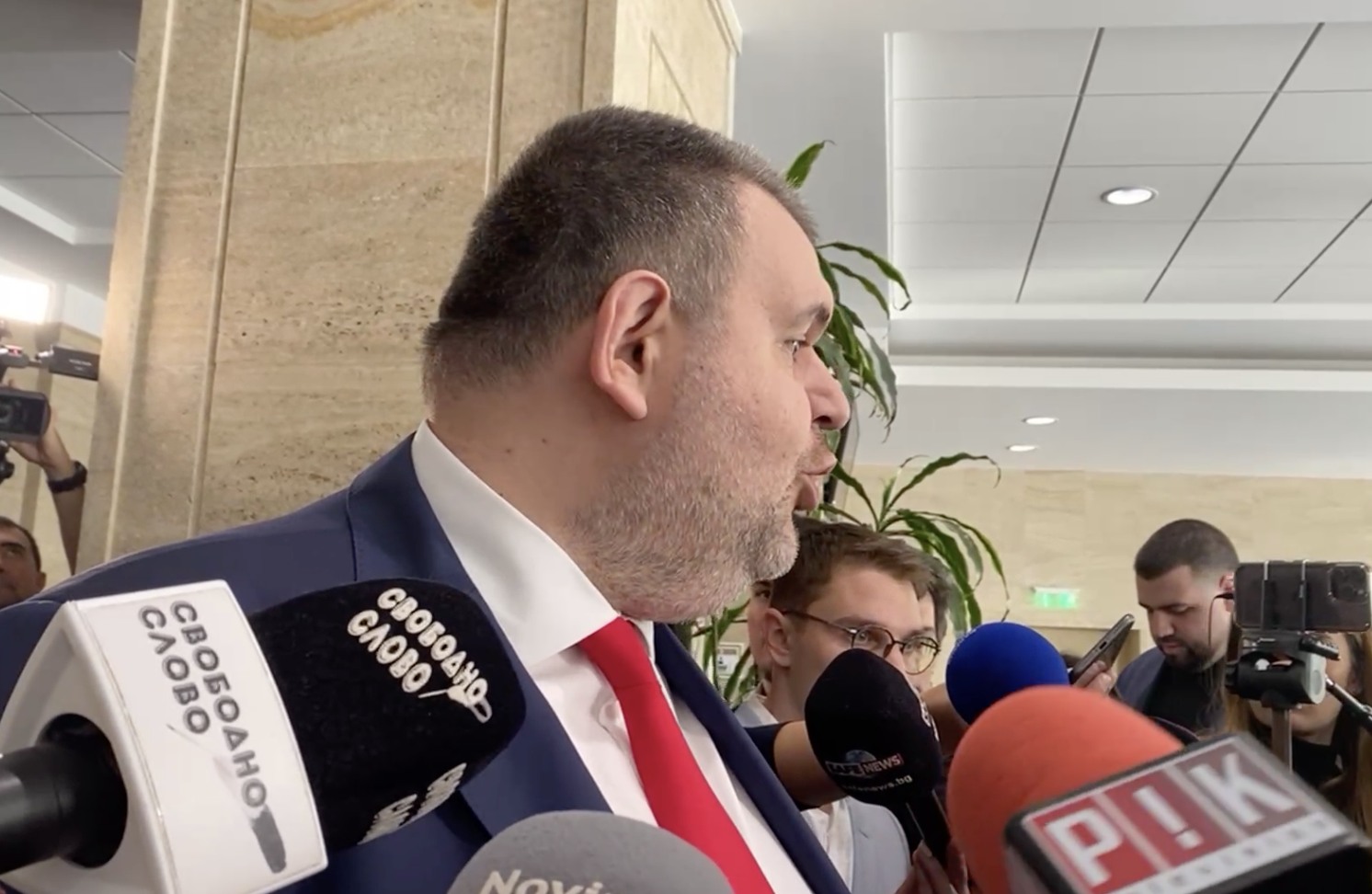 „С ВАС НЕ РАЗГОВАРЯМ!“ – Пеевски се уплаши да отговори на въпросите на „Евроком“, които никой друг не задава (ВИДЕО)
