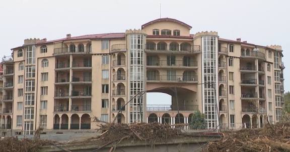 Държавата ще събори хотела, построен върху река в Елените