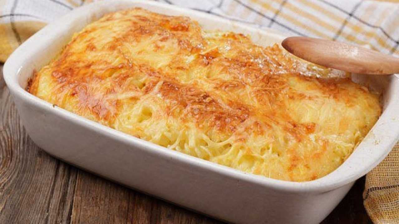 Пригответе си запеканка с настъргани картофи, кашкавал и чесън!