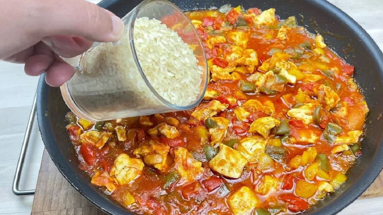 Пилешко с ориз на тиган, по вкусно, отколкото на фурна