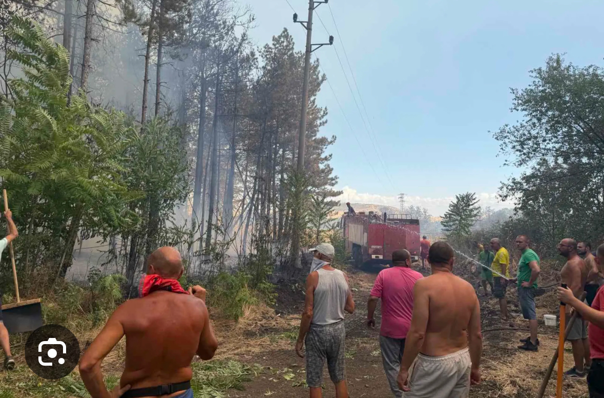 Пожарът в Българово – Бургаско е загасен, най-малко 15 вили са изгорели