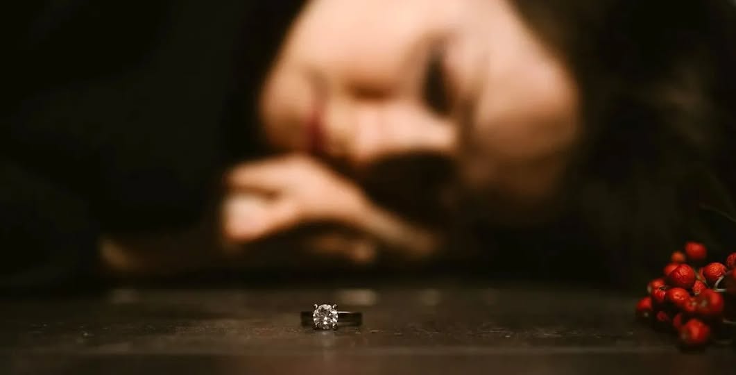 СЪПРУГЪТ МИ МЕ ЗАРЯЗА ЗАРАДИ ЛЮБОВНИЦАТА СИ НА НАШАТА 15-ТА ГОДИШНИНА И ПОЛУЧИ ТОЧНО КАКВОТО ЗАСЛУЖАВАШЕ 