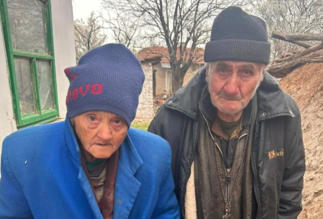 Крайна нищета: Дядо бута жена си в количка за вар цели 3км, за да я заведе на лекар