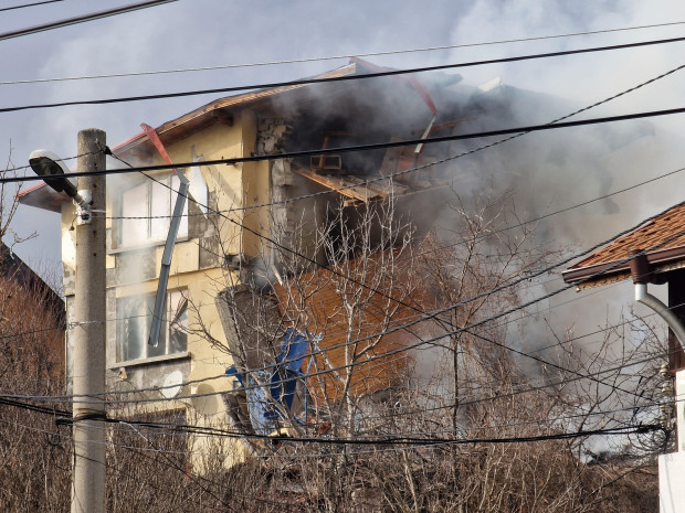 Взривът в къщата в Банкя категорично не е от природен газ. Това заяви пред bTV собственикът на Овергаз Сашо Дончев