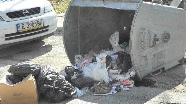 ,,Помислих, че е кукла: Боклукчия намери изхвърлено бебе до кофа за боклук
