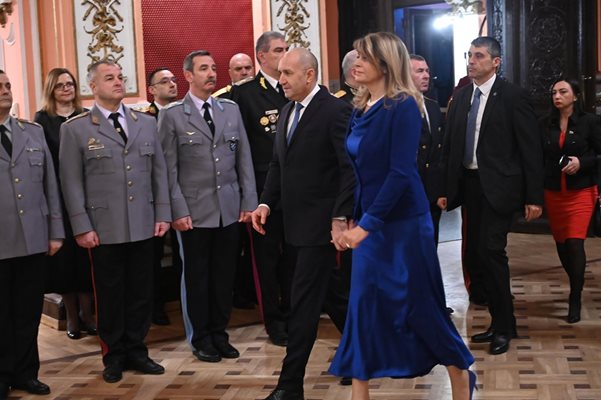 Деси Радева в изящен тоалет на приема за 3 март (Снимки)