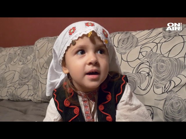 Тя е само на три, а вече пее химна на България! Поздравете я доброто ще Ви се върне!