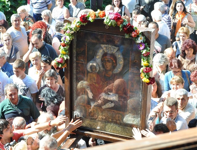 Света Богородица Троеручица лекува болни, дарява рожби на бездетни