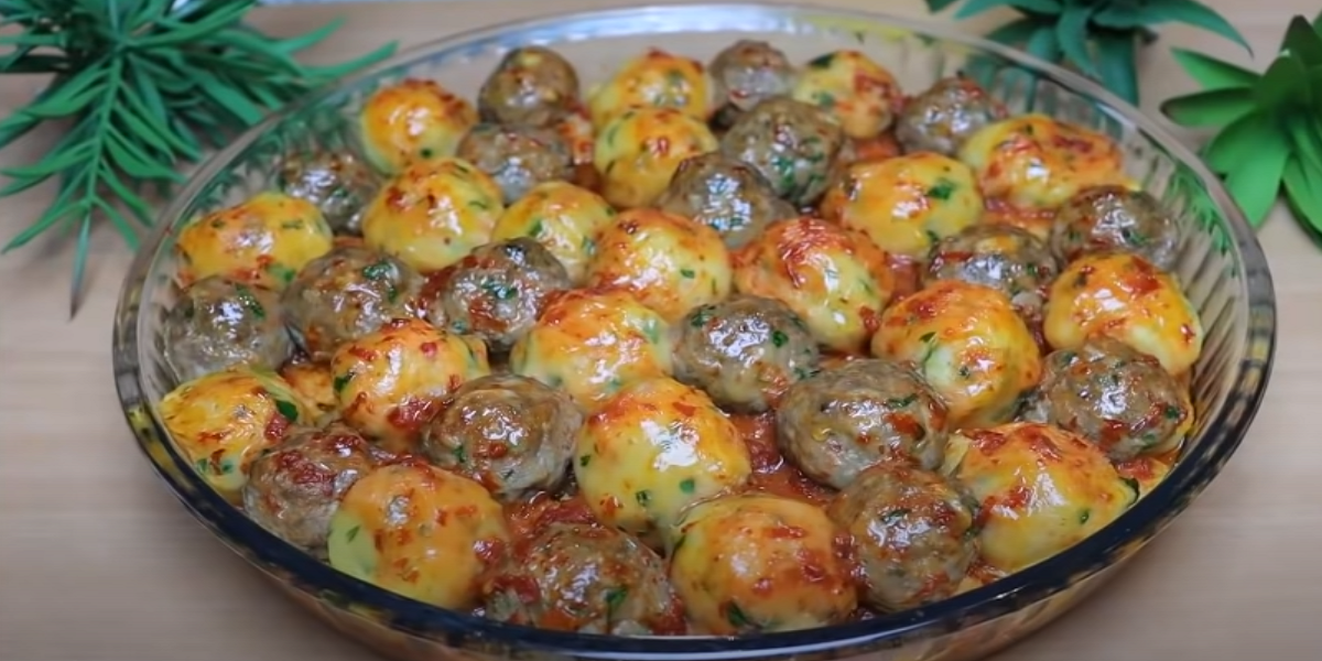 Нова рецепта за кюфтенца на фурна: Най-вкусният обяд от кайма и картофи с доматен сос