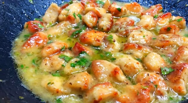 Сочно пиле в чеснов сос: Евтино ястие, което всеки може да приготви, а вкусът му е като от професионална кухня!