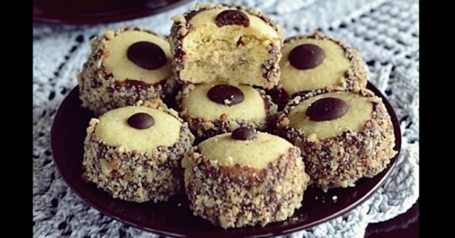 РУСКИ ШАПКИ - най-голямата вкусотия след еклерите! Крехки бисквити, много крем и орехи - какво повече да искаш?