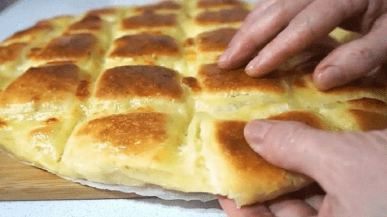 Питка със сирене за 15 минути. Въздушно тесто и вкусен пълнеж