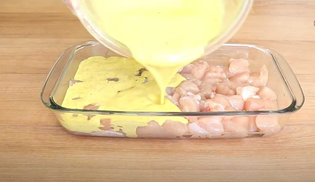 Вече не пържа пилешкото, приготвям го само по този начин: Най-крехкото и вкусно месо с чесън и сос, което някога сте яли!