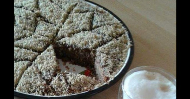 Мързелива (бъркана) баклава без кори: смесете всички съставки, печете 30 минути и залейте със сироп