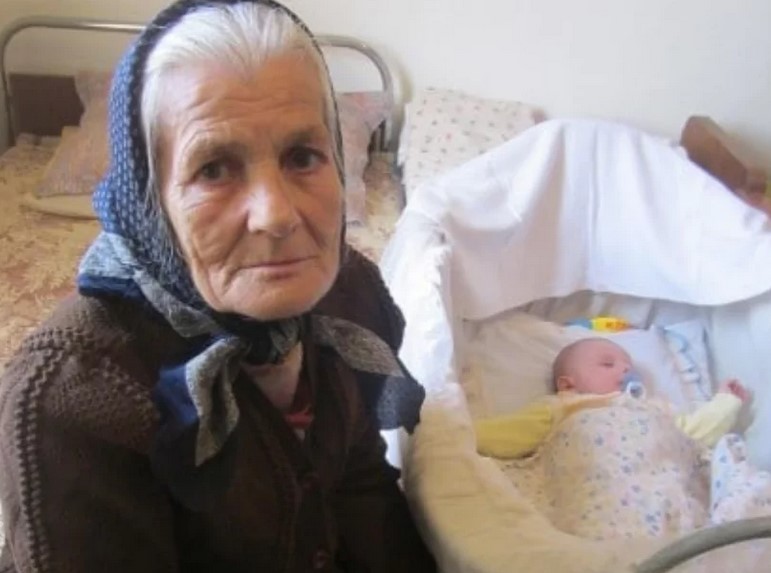 Поклон пред Баба Недка от Раданово! Отгледала е 22 деца, а със 150 лева пенсия се грижи и за правнуче