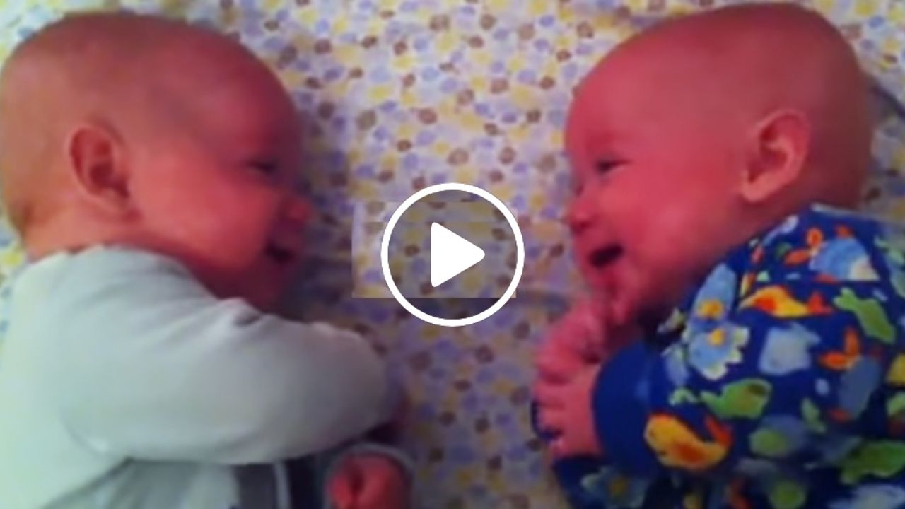 Майка им ги постави в леглото но след това бърза да ги заснеме и да запише това което ще видите!